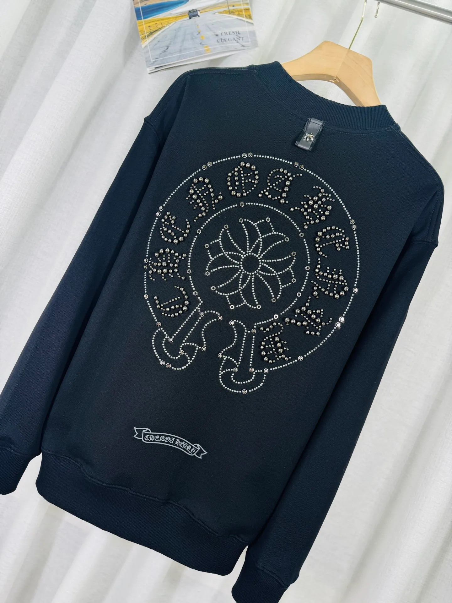 P250 top version, real shot without P, ​​different from market currency) 𝗖𝗵𝗿𝗼𝗺𝗲 𝗛𝗲𝗮𝗿𝘁𝘀/Croxin 2025 Autumn and Winter New Original Single Counter American 3D Rivets and Stickers Couple Casual Sweater 👑The highest version! Customized fabric 430g tripe terry fabric! American-style pickled and distressed original fabric, laser-burned flowers, rivets and diamonds, exquisite embroidery of letters! The best-selling model in the counter, very comfortable to wear. Accessories: original molded and authenticated collar label➕100% silk wash label. Genuine purchase-grade original hangtag➕matching hanging rope➕3D hanging beads➕original packaging bag. Craftsmanship: The original version has consistent wiring! The highest version of the armhole matching technique! Color: Red Black Size: S M L XL Style No.: 9334